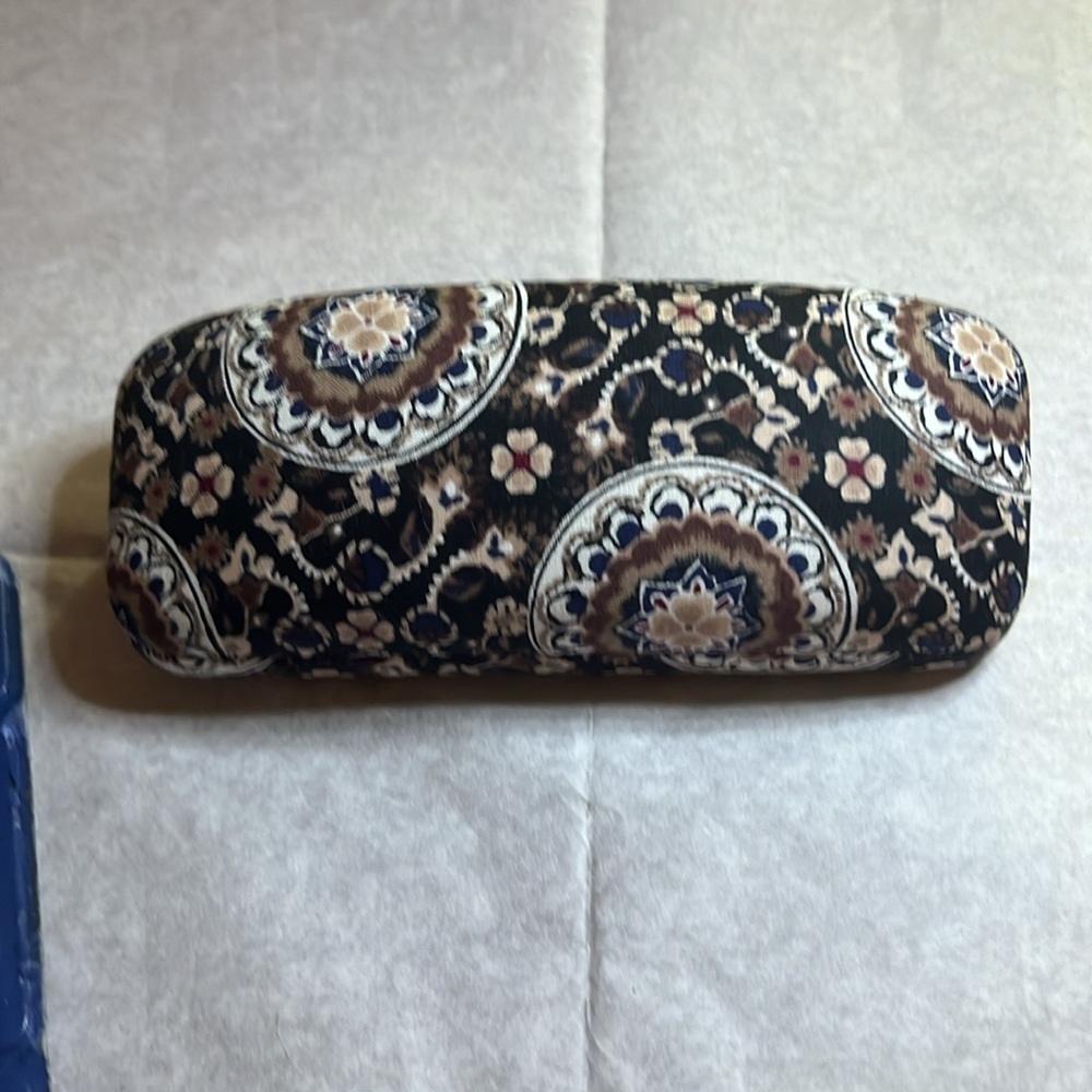 Vera Bradley clamshell eyeglasses case navy,white, black floral design